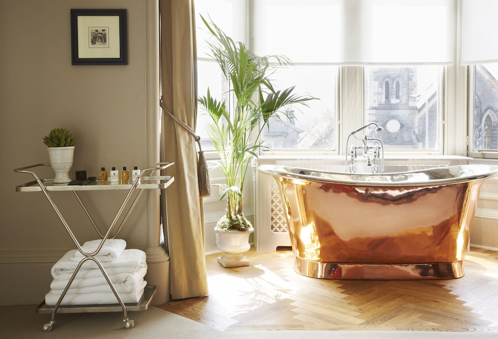 The Roseate Suite (located at 4 West Coates)