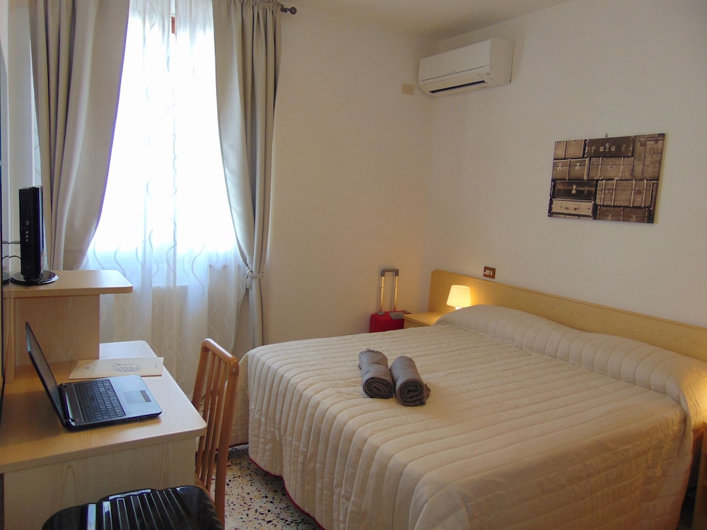 Economy Double Room photo 2