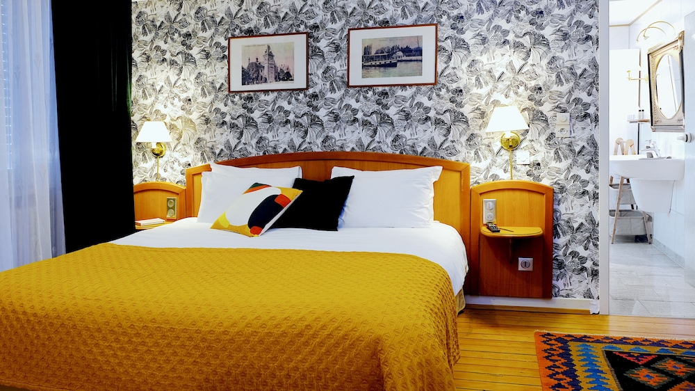 Deluxe Room, 1 Queen Bed, Balcony photo 1