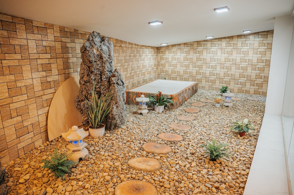 Family Suite - Pool View - Photo 11