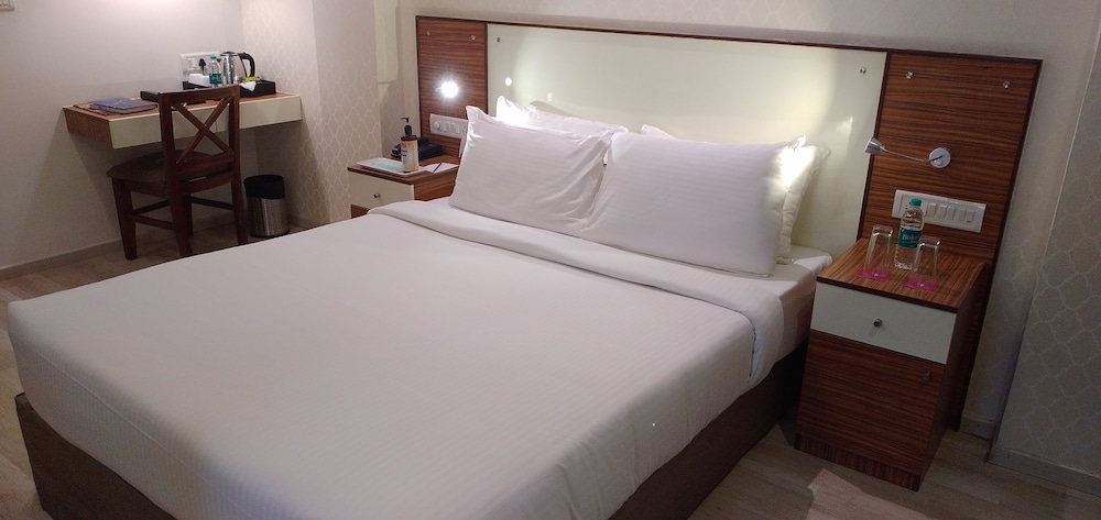 Deluxe Room (King Bed) - Photo 10