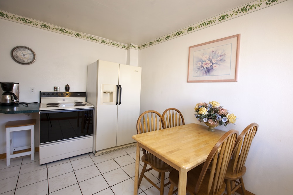 Deluxe Room, 2 Queen Beds, Kitchen photo 3