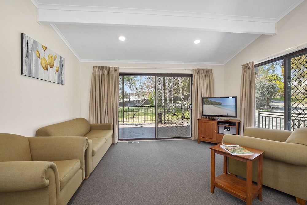Standard Room, Kitchen (Thunderbird Cottage), Free Wi-Fi & Parking