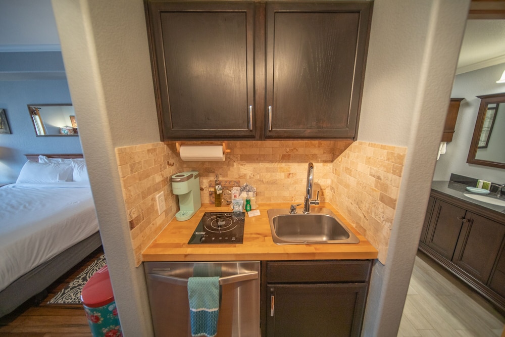 Design Studio, 1 King Bed with Sofa bed, Kitchen, Valley View (Gateway Lodge 5084) photo 3