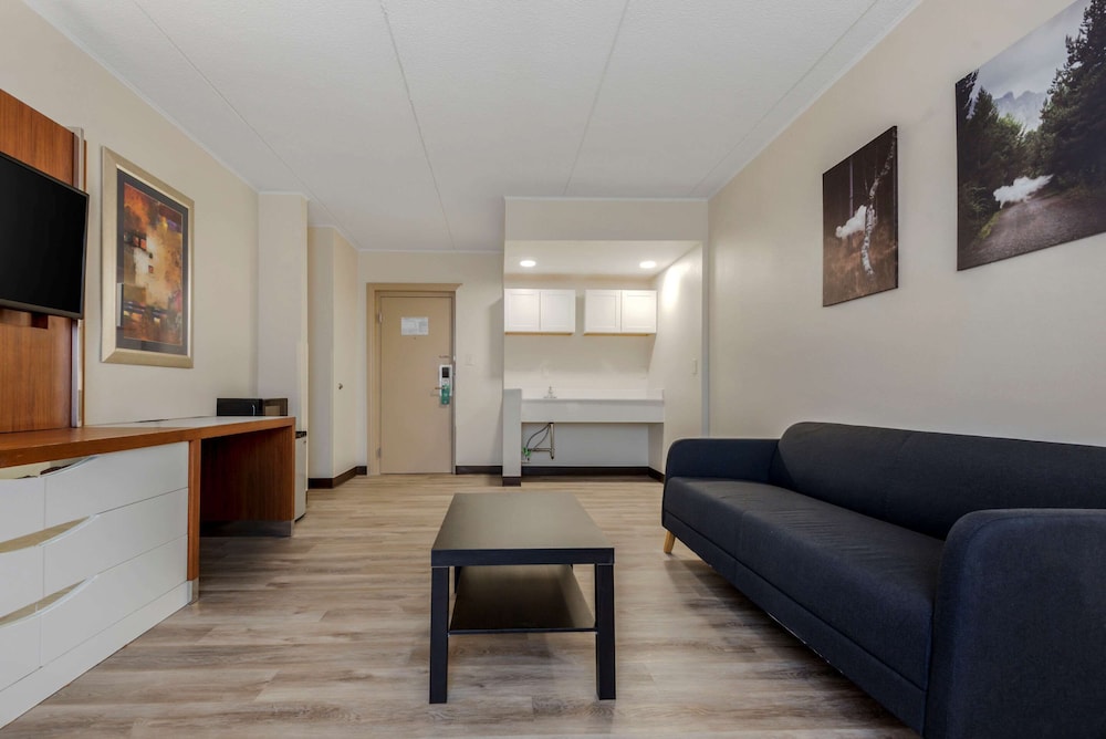 Suite, Non Smoking (2 Double beds, 1 Sofa Bed) - Photo 4