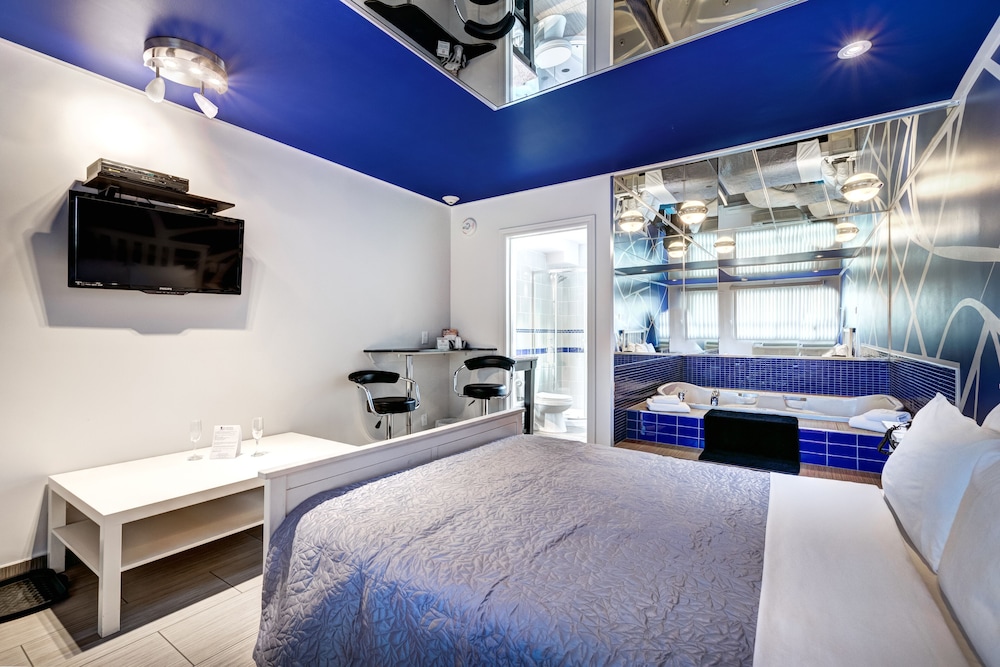 Superior Room, 1 Queen Bed, Non Smoking, Jetted Tub
