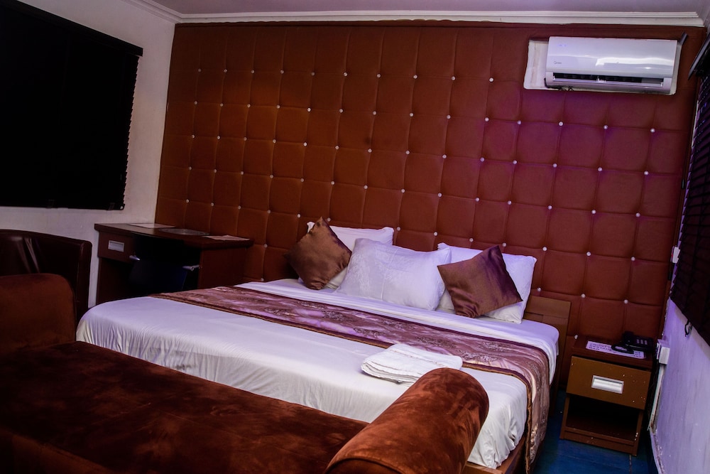 Executive Room - Photo 15