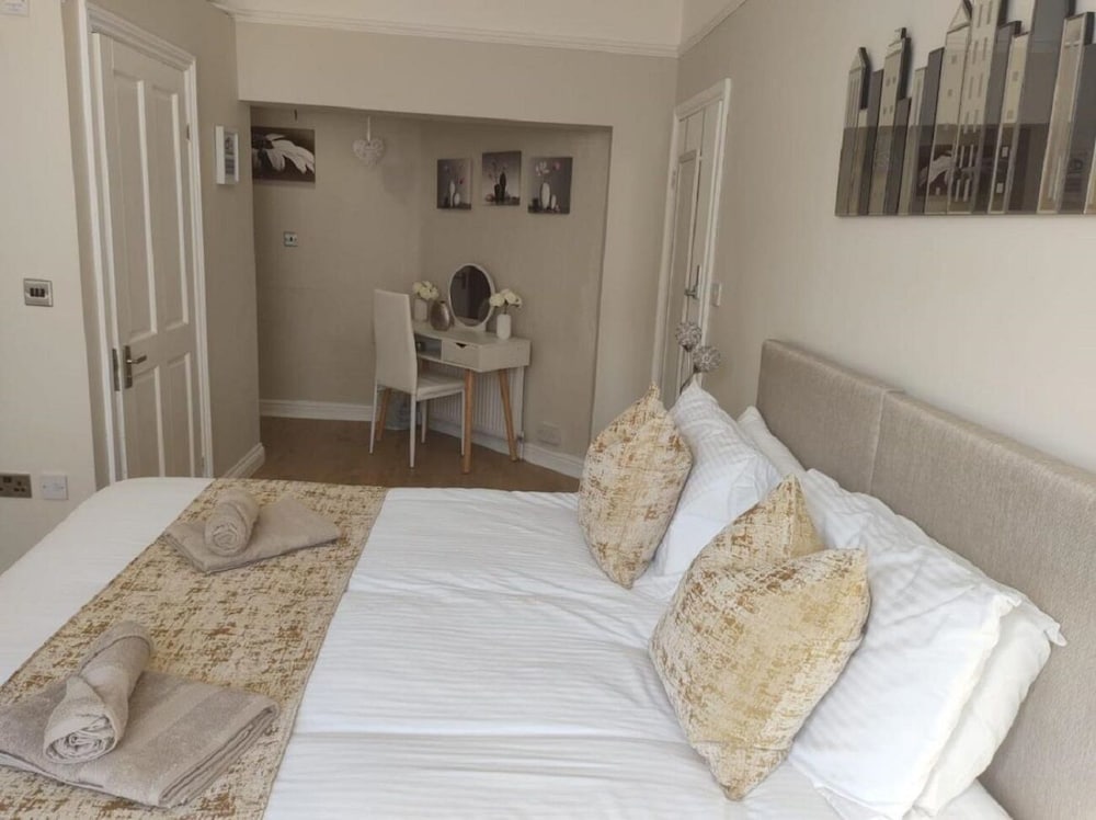 Luxury Studio, Accessible, Ensuite (Studio - Ground) photo 2