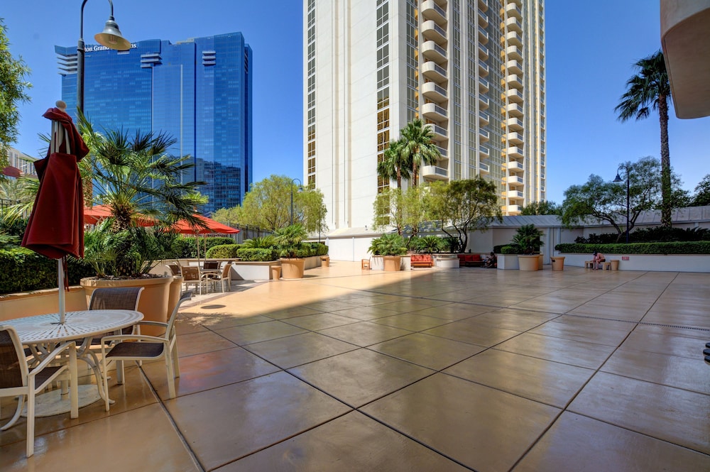 1BR Balcony Suite Strip View - Photo 26