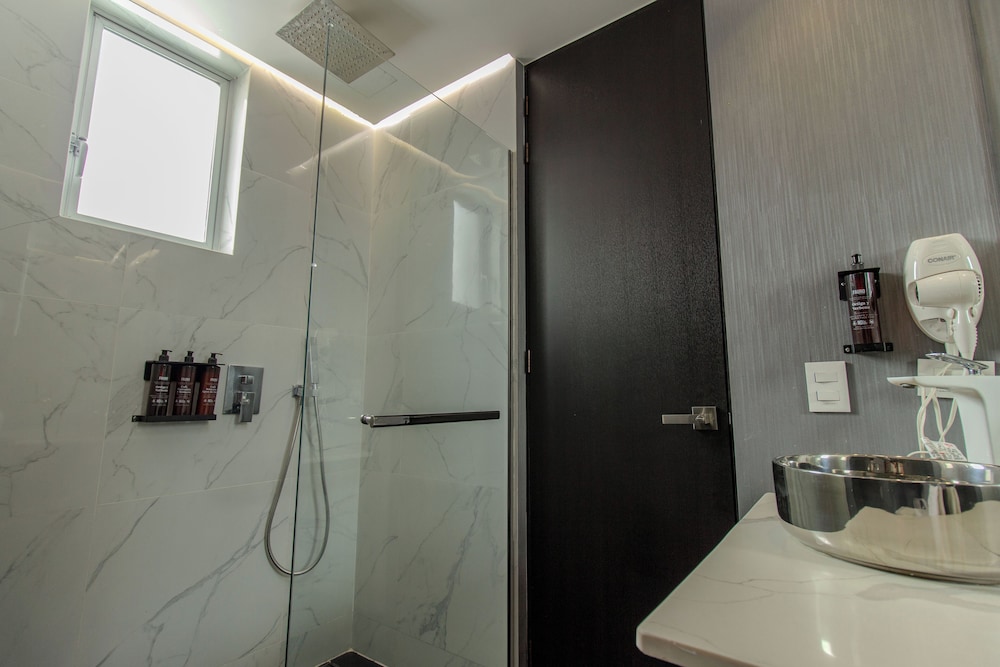 2-Bedroom apartment with hot tub on the balcony - Photo 2