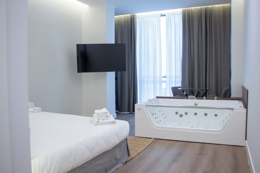 Deluxe Room, 1 King Bed, Non Smoking, Jetted Tub