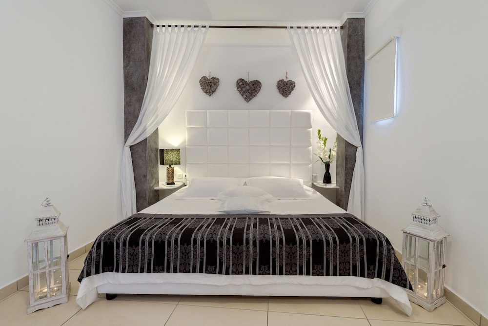 Suite - Photo 1