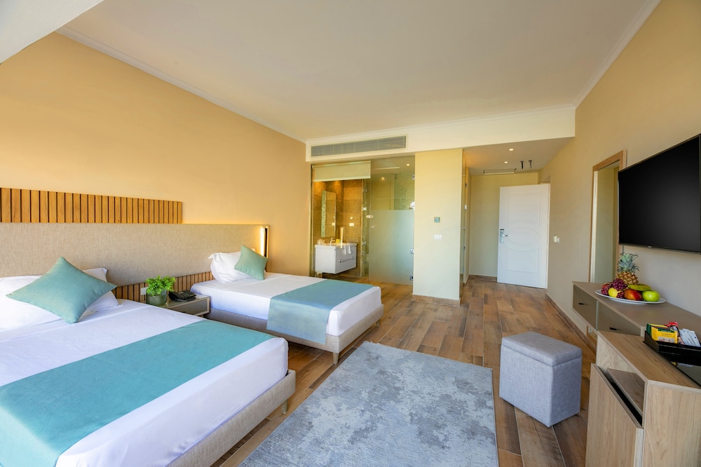 Deluxe Room, Sea View - Photo 3