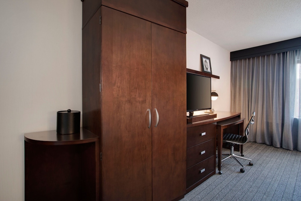 Deluxe Room, Multiple Beds, Balcony - Photo 6