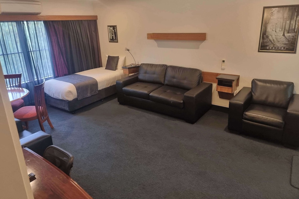 Suite, Multiple Beds, Non Smoking - Photo 3