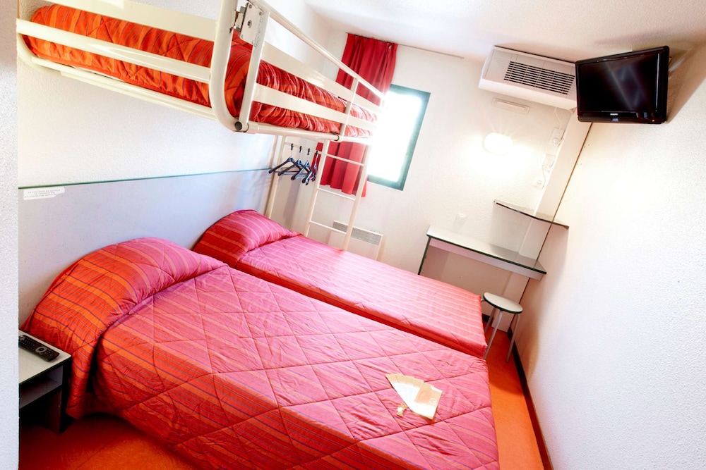 Standard Room, 3 Twin Beds - Photo 8