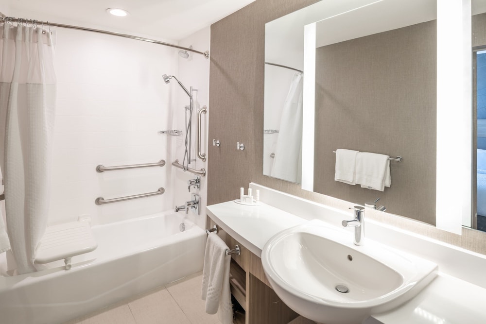 Suite, Multiple Beds (Mobility/Hearing Access, Roll-in Shwr) - Photo 10