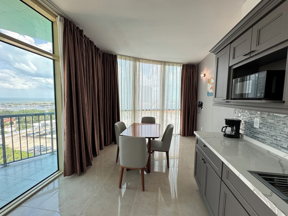 Deluxe Suite - Photo 2