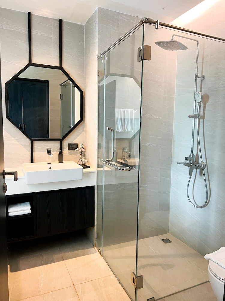 Deluxe with Bathtub - Photo 3
