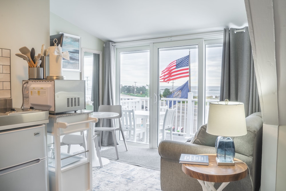 Oceanfront Queen w/ Kitchenette
