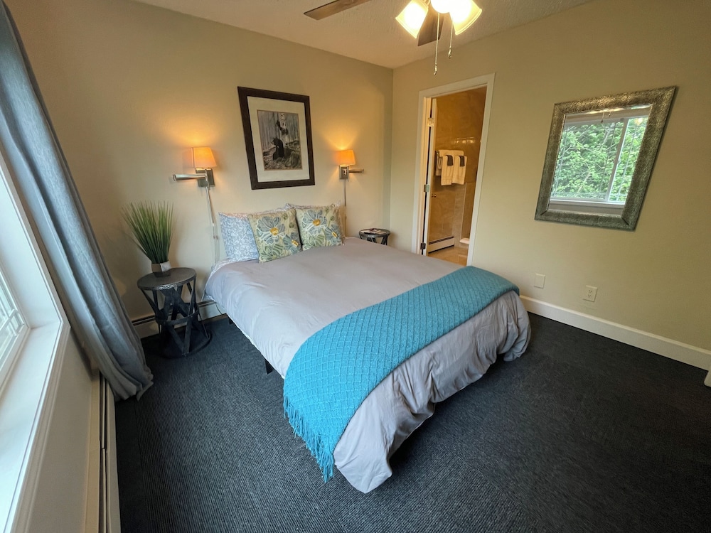 Private Room, Queen Bed, Private Bathroom, Room E, Arctic Fox