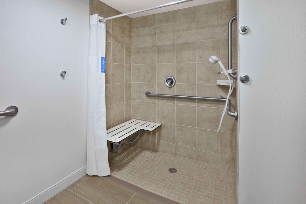 Room, 2 Queen Beds, Accessible, Non Smoking - Photo 4
