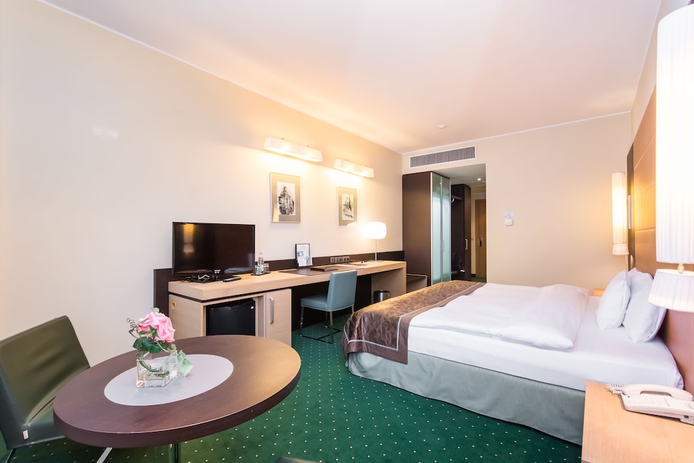Deluxe Double Room, 1 King Bed (Kremlin View) photo 2