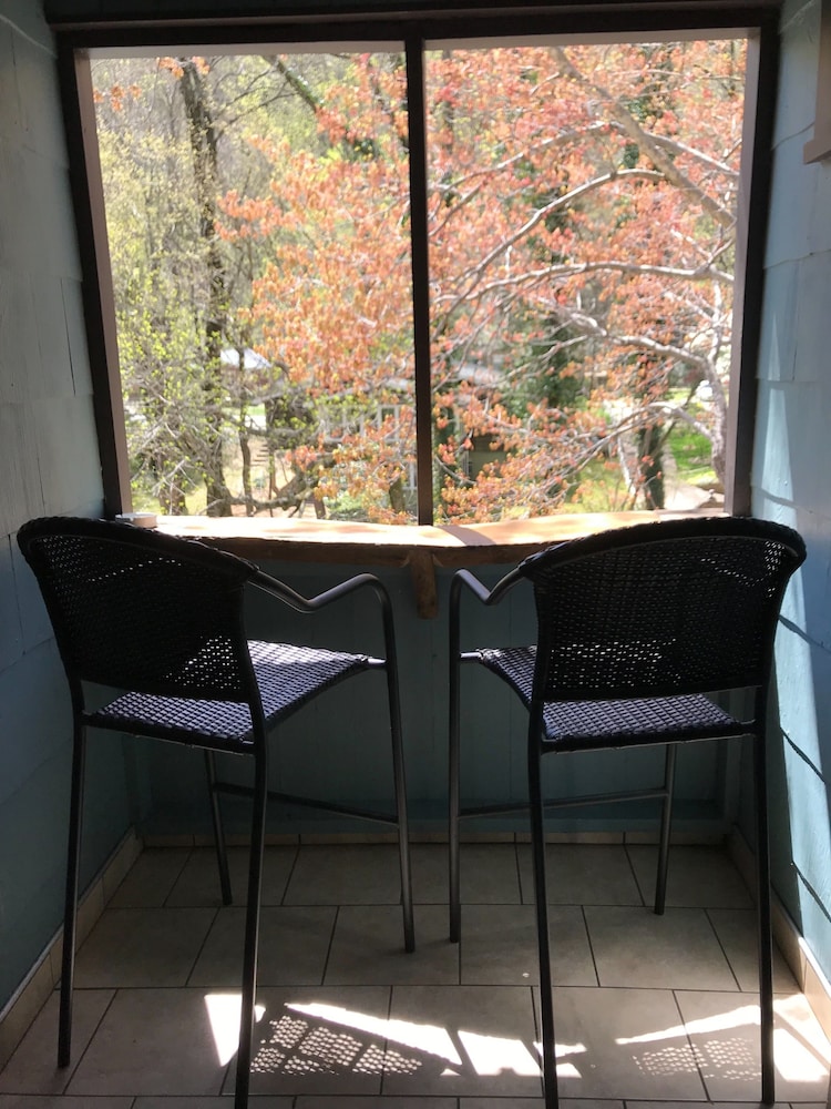 Standard Room, 1 King Bed, Balcony (The Mountain Laurel Room) photo 2