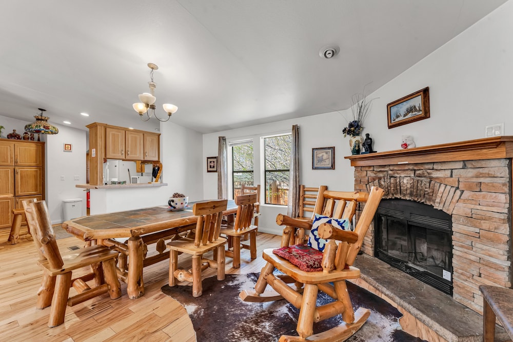 Classic Chalet, 3 Bedrooms, Mountain View, Mountainside photo 2