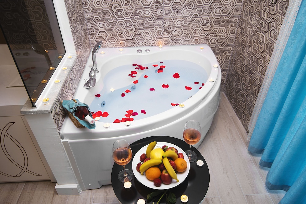 Deluxe Room, Jetted Tub