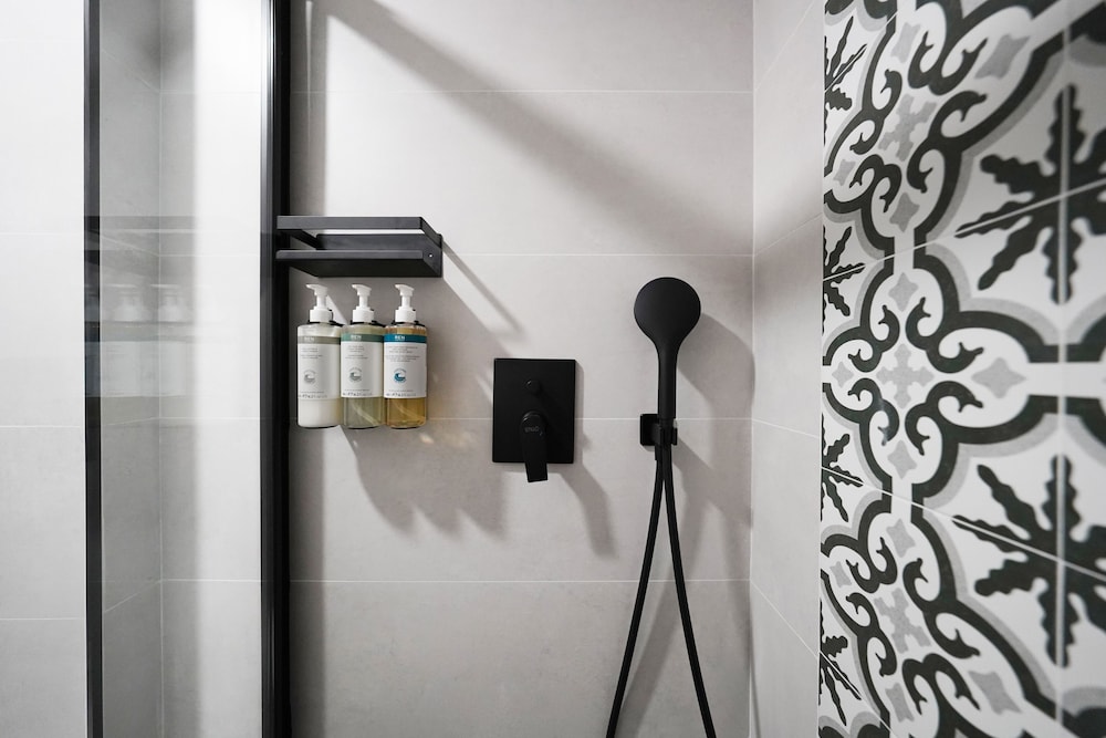 Medium Studio with Kitchenette thumbnail 6