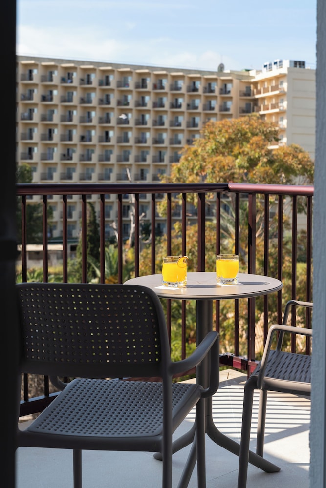 Suite, Balcony (Magnus)(2 adults + 1 child) thumbnail 6