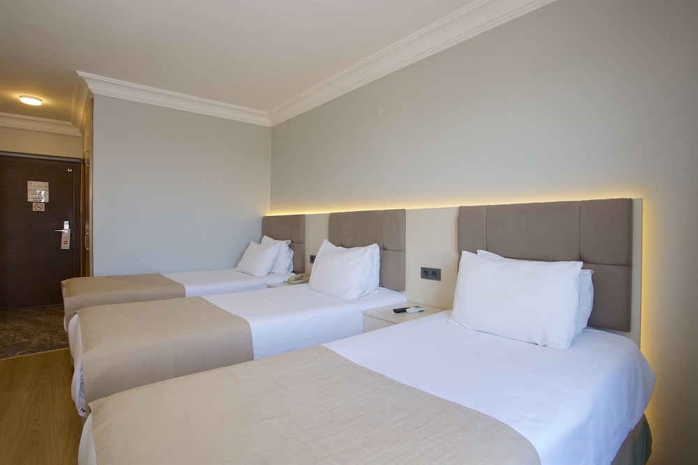 Economy Triple Room photo 1