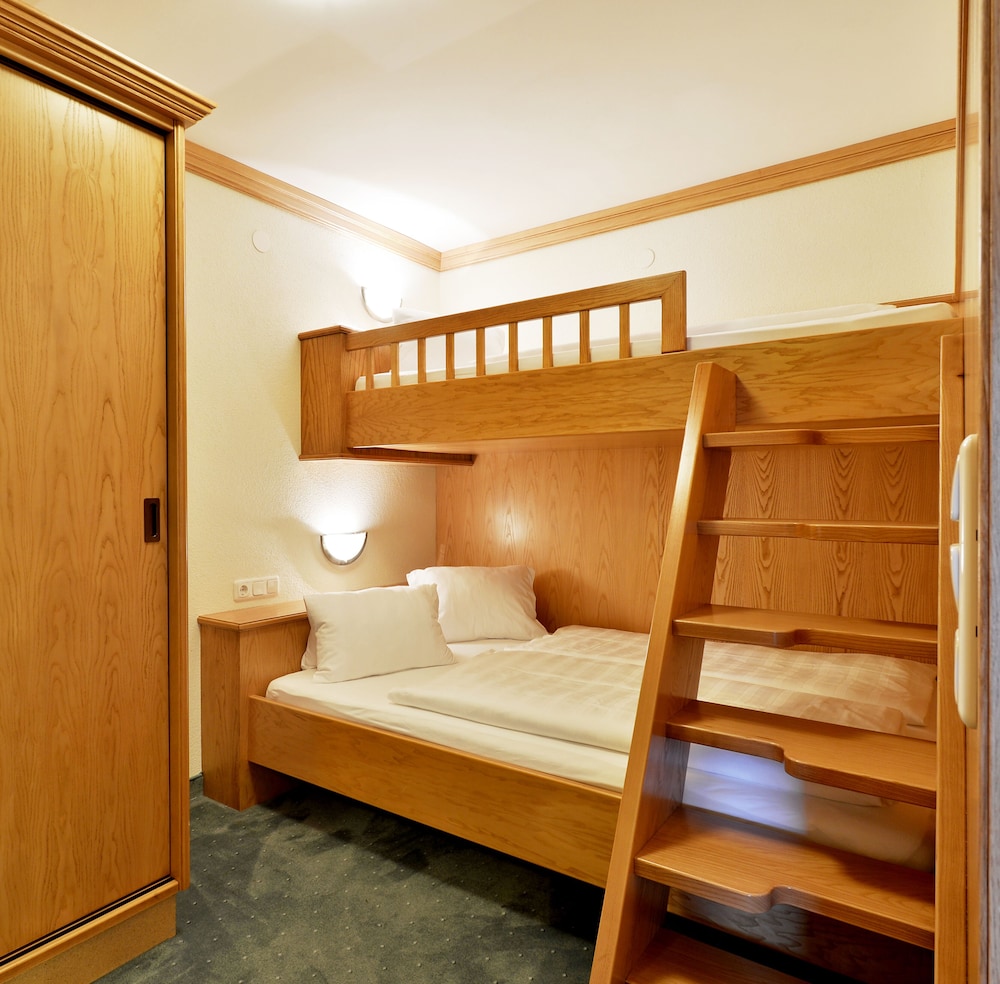 Family Suite, 1 Bedroom, Balcony, Mountain View photo 3