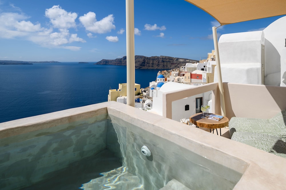 Avra Suite with Outdoor heated Jacuzzi & Caldera View photo 3