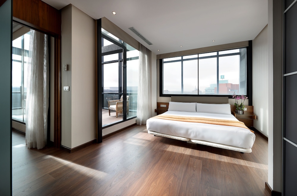 Superior Double or Twin Room thumbnail 6