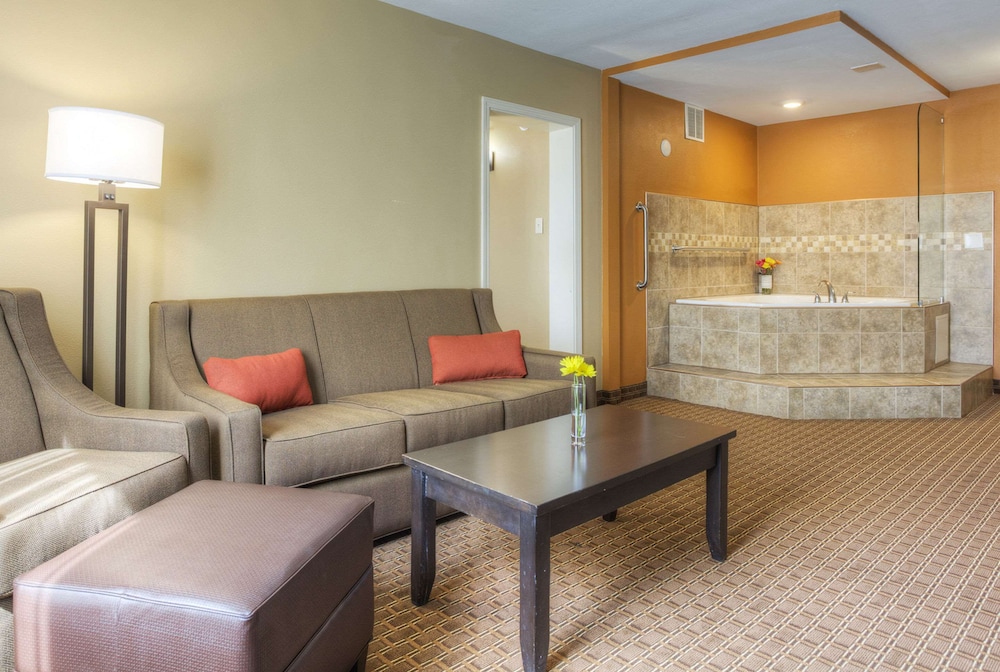 Premium Suite, 1 King Bed with Sofa bed, Non Smoking, Jetted Tub photo 3