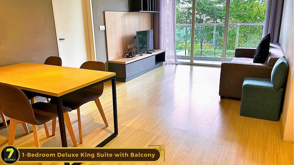 1-Bedroom Deluxe King Suite with Balcony - Photo 3