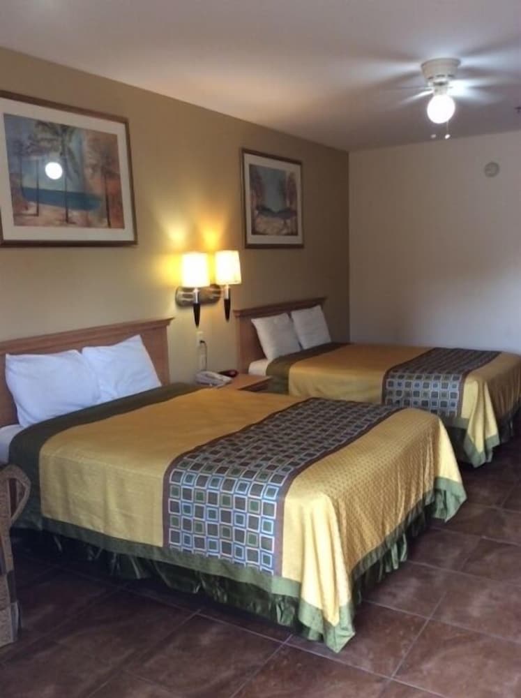 Deluxe Room, 2 Queen Beds, Smoking - Photo 10