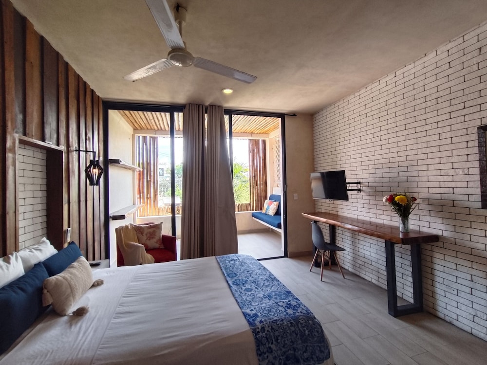 Basic Room, 1 Queen Bed (Balcony)