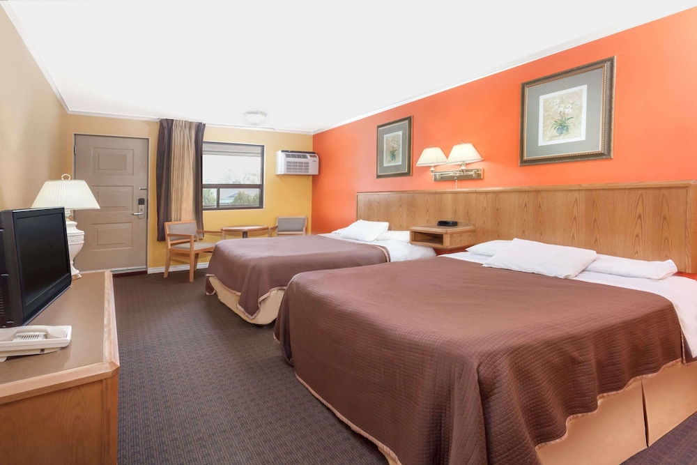 Family Room, 2 Queen Beds, Non Smoking - Photo 2