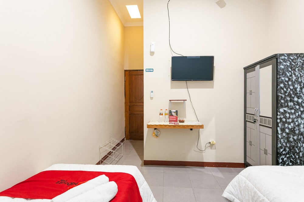 Twin Room (RedDoorz) - Photo 5