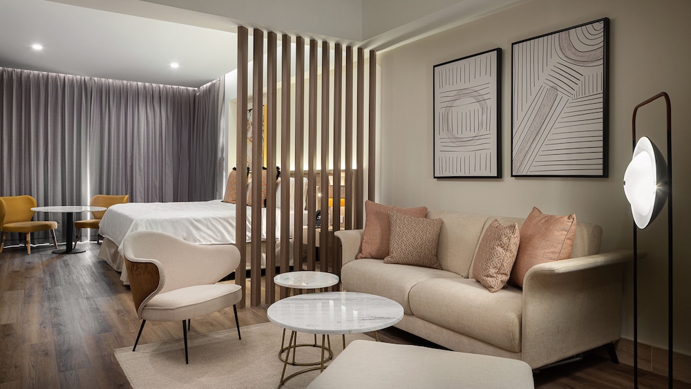 Suite, 1 King Bed, Club Lounge Access thumbnail 6