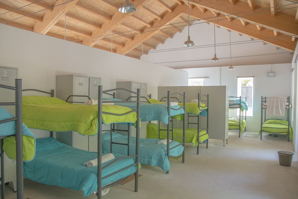 Dormitorio compartido, Dormitorio mixto, Baño compartido (1 cama en un dormitorio de 14 personas)