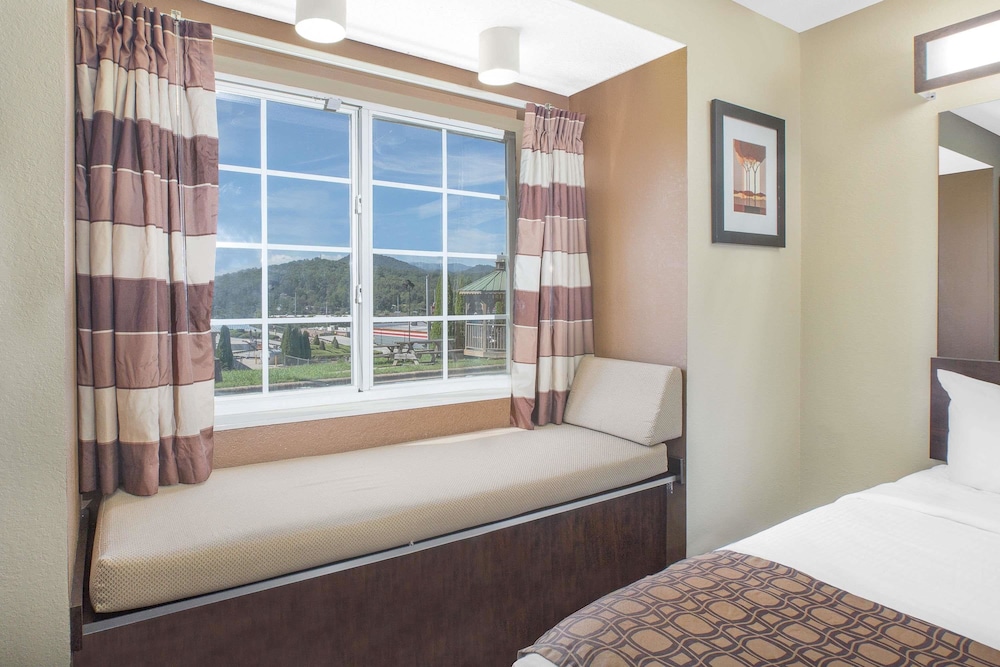 Room, Accessible photo 2