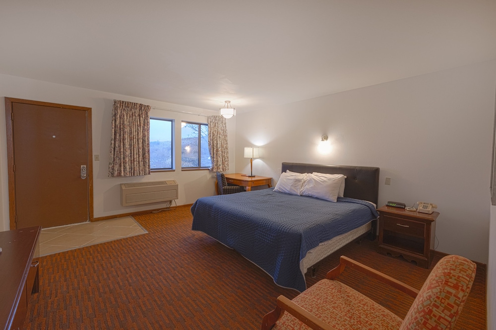 Room, 1 King Bed, Smoking photo 2