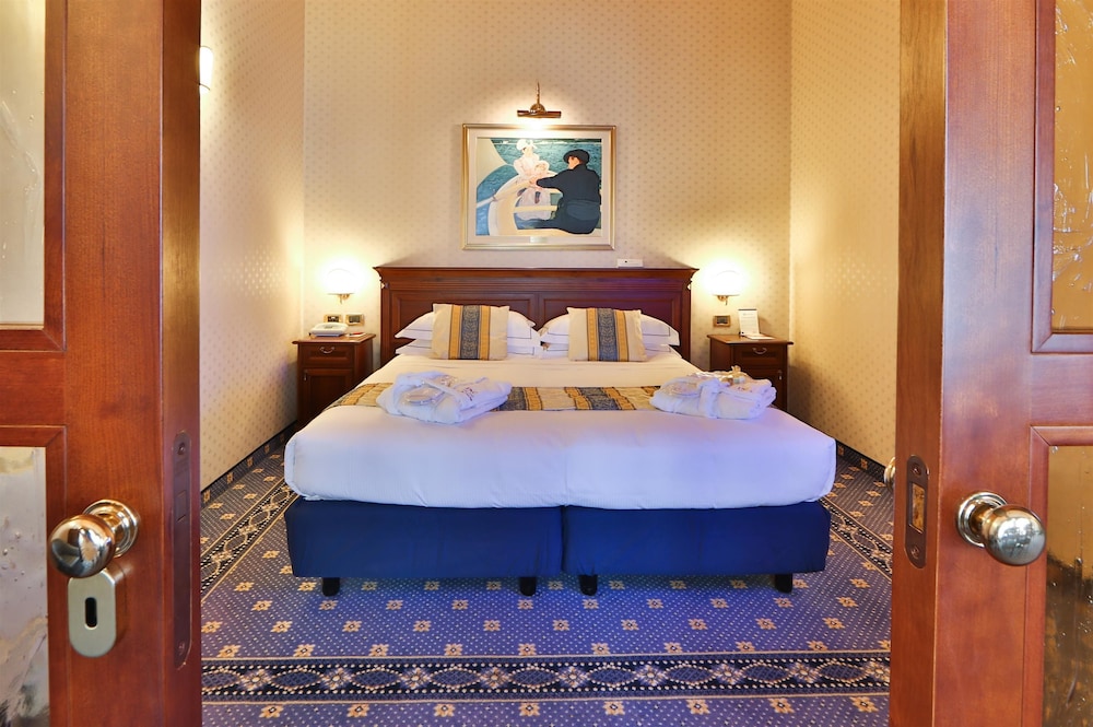 Suite, 1 King Bed - Photo 2