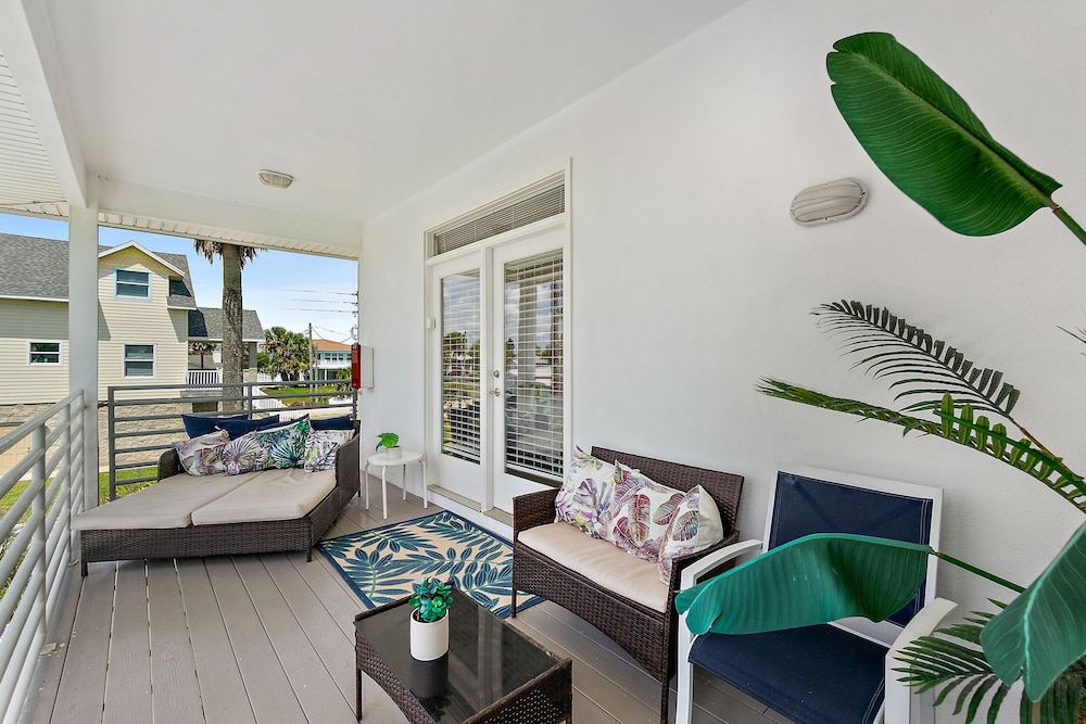 Romantic Studio Suite, 1 King Bed, Partial Ocean View, Courtyard Area photo 3