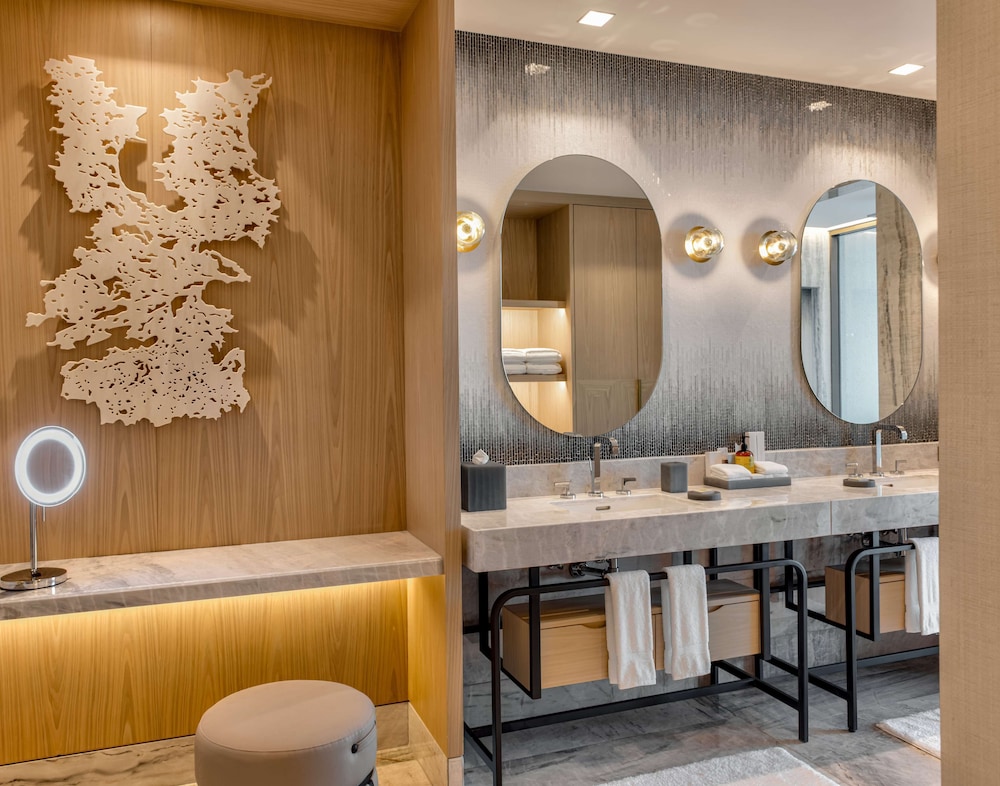 Suite (master Suite, Swim Up)