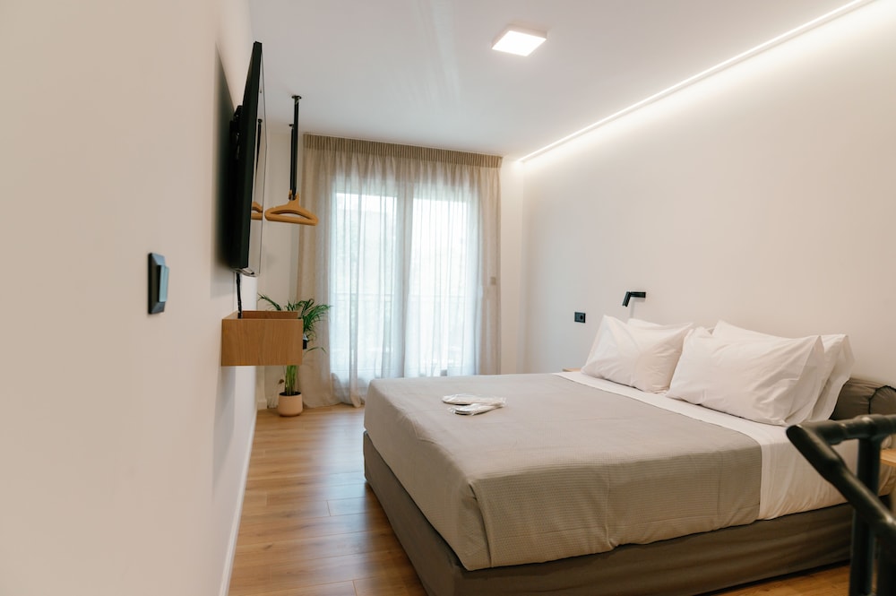 31 Doors 2 Bedrooms 2 Bathrooms (up to 4) - Annex Building - Photo 1